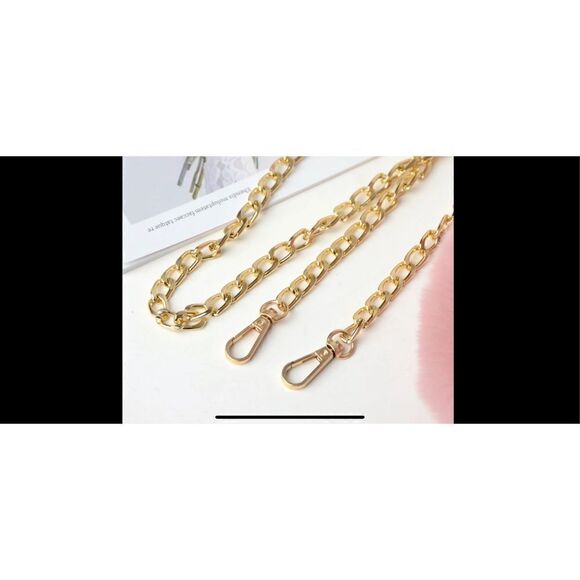 Fuzzy heart shaped gold chain, pocket book with front zipper . - Picture 9 of 11